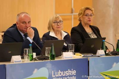 Uczestnicy VIII zwyczajnej sesji Sejmiku Województwa Lubuskiego w Sali Kolumnowej Urzędu Marszałkowskiego Województwa Lubuskiego w Zielonej Górze 