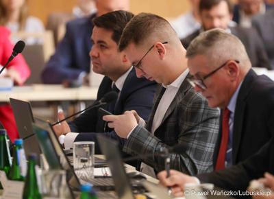 Uczestnicy VIII zwyczajnej sesji Sejmiku Województwa Lubuskiego w Sali Kolumnowej Urzędu Marszałkowskiego Województwa Lubuskiego w Zielonej Górze 