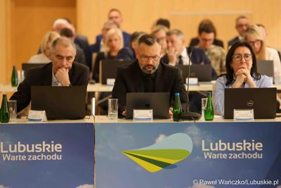 Uczestnicy VIII zwyczajnej sesji Sejmiku Województwa Lubuskiego w Sali Kolumnowej Urzędu Marszałkowskiego Województwa Lubuskiego w Zielonej Górze 