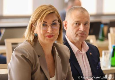 Uczestnicy VIII zwyczajnej sesji Sejmiku Województwa Lubuskiego w Sali Kolumnowej Urzędu Marszałkowskiego Województwa Lubuskiego w Zielonej Górze 
