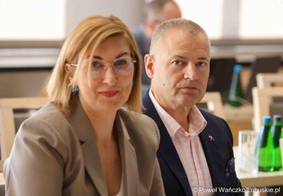 Uczestnicy VIII zwyczajnej sesji Sejmiku Województwa Lubuskiego w Sali Kolumnowej Urzędu Marszałkowskiego Województwa Lubuskiego w Zielonej Górze 