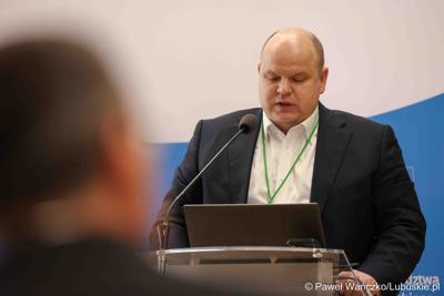 Uczestnicy VIII zwyczajnej sesji Sejmiku Województwa Lubuskiego w Sali Kolumnowej Urzędu Marszałkowskiego Województwa Lubuskiego w Zielonej Górze 