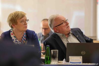 Uczestnicy VIII zwyczajnej sesji Sejmiku Województwa Lubuskiego w Sali Kolumnowej Urzędu Marszałkowskiego Województwa Lubuskiego w Zielonej Górze 