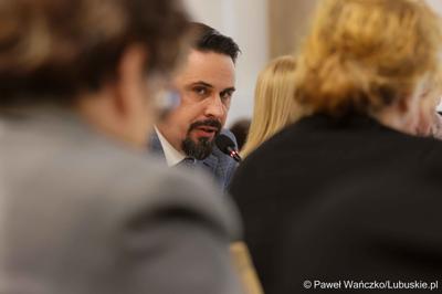 Uczestnicy VIII zwyczajnej sesji Sejmiku Województwa Lubuskiego w Sali Kolumnowej Urzędu Marszałkowskiego Województwa Lubuskiego w Zielonej Górze 