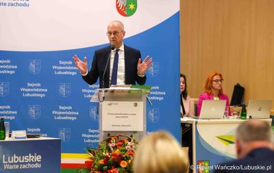 Marszałek Województwa Lubuskiego Marcin Jabłoński przemawia podczas VIII zwyczajnej sesji Sejmiku Województwa Lubuskiego w Sali Kolumnowej Urzędu Marszałkowskiego Województwa Lubuskiego w Zielonej Górze 