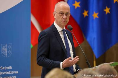 Marszałek Województwa Lubuskiego Marcin Jabłoński przemawia podczas VIII zwyczajnej sesji Sejmiku Województwa Lubuskiego w Sali Kolumnowej Urzędu Marszałkowskiego Województwa Lubuskiego w Zielonej Górze 