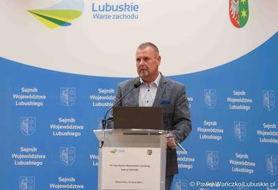 Dyr GDDKiA Henryk Janowicz podczas VIII zwyczajnej sesji Sejmiku Województwa Lubuskiego w Sali Kolumnowej Urzędu Marszałkowskiego Województwa Lubuskiego w Zielonej Górze 
