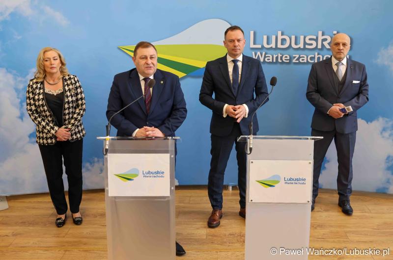 Uczestnicy konferencji prasowej przed debatą nt. strategii turystycznej dla województwa lubuskiego, w Urzędzie Marszałkowskim Województwa Lubuskiego w Zielonej Górze