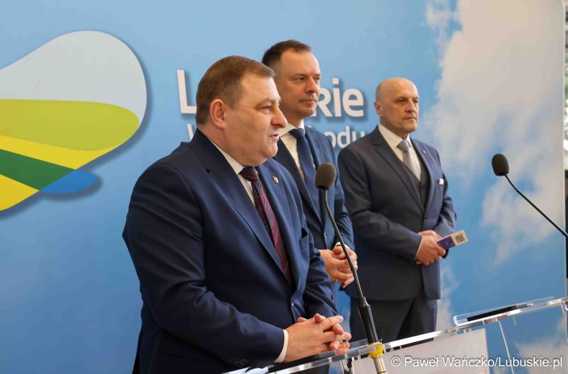 Uczestnicy konferencji prasowej przed debatą nt. strategii turystycznej dla województwa lubuskiego, w Urzędzie Marszałkowskim Województwa Lubuskiego w Zielonej Górze