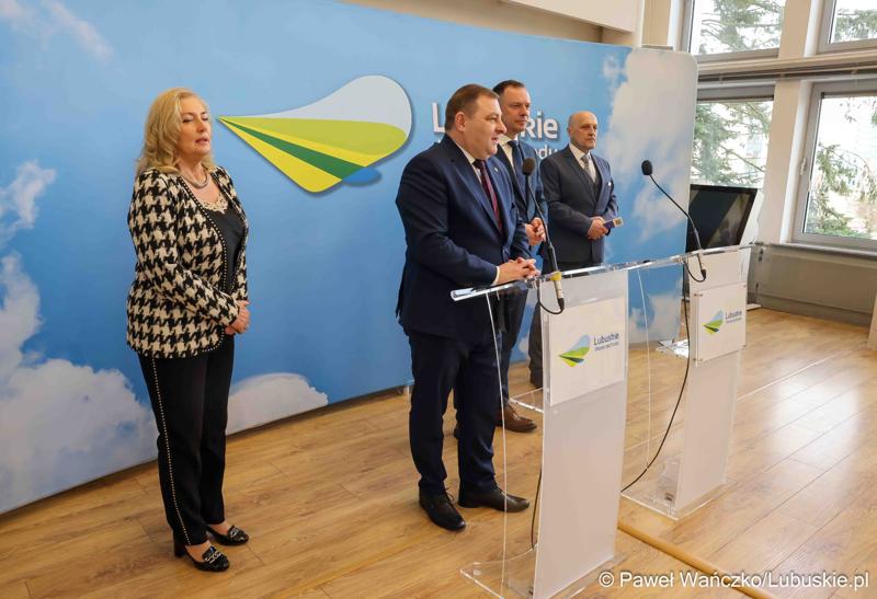 Uczestnicy konferencji prasowej przed debatą nt. strategii turystycznej dla województwa lubuskiego, w Urzędzie Marszałkowskim Województwa Lubuskiego w Zielonej Górze