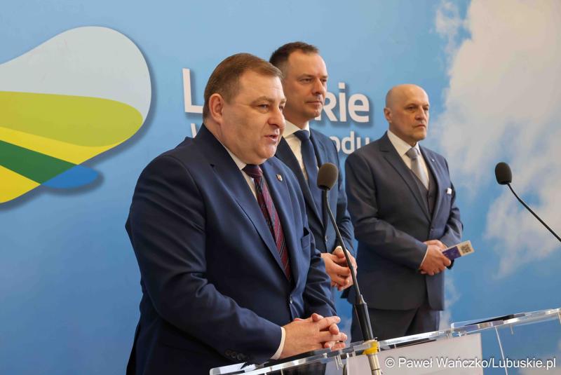 Uczestnicy konferencji prasowej przed debatą nt. strategii turystycznej dla województwa lubuskiego, w Urzędzie Marszałkowskim Województwa Lubuskiego w Zielonej Górze