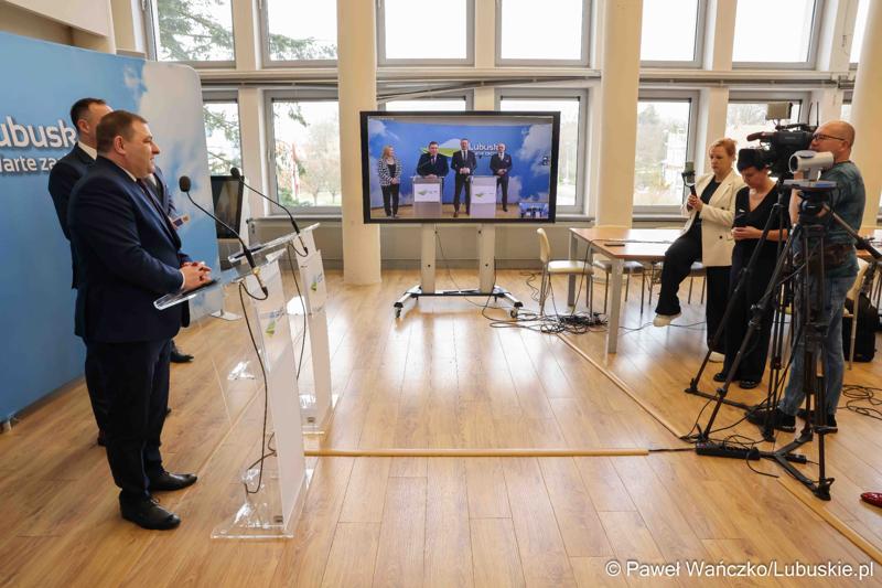 Uczestnicy konferencji prasowej przed debatą nt. strategii turystycznej dla województwa lubuskiego, w Urzędzie Marszałkowskim Województwa Lubuskiego w Zielonej Górze
