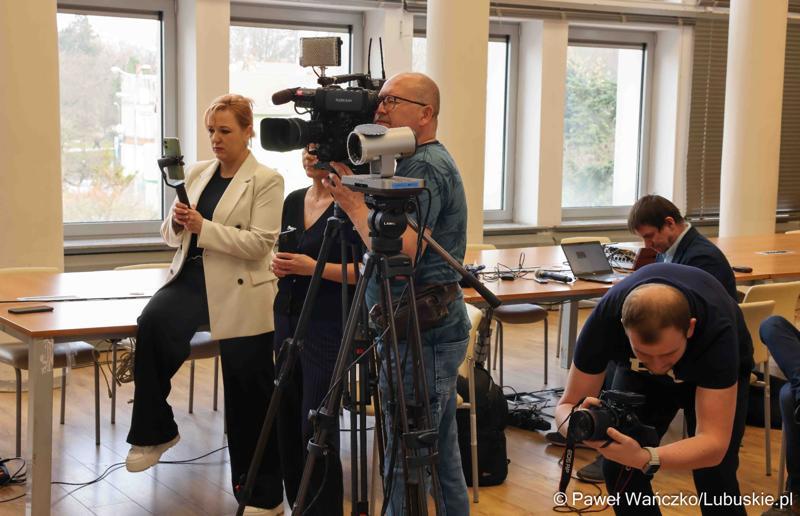 Uczestnicy konferencji prasowej przed debatą nt. strategii turystycznej dla województwa lubuskiego, w Urzędzie Marszałkowskim Województwa Lubuskiego w Zielonej Górze