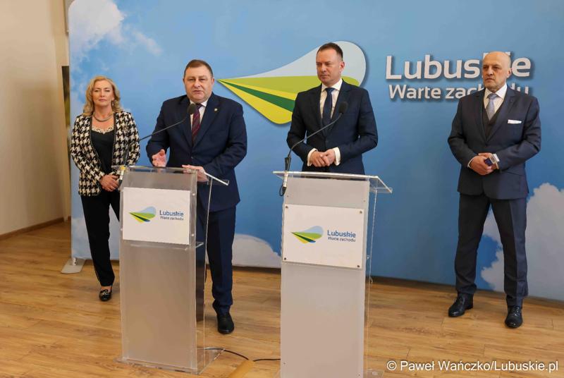 Uczestnicy konferencji prasowej przed debatą nt. strategii turystycznej dla województwa lubuskiego, w Urzędzie Marszałkowskim Województwa Lubuskiego w Zielonej Górze