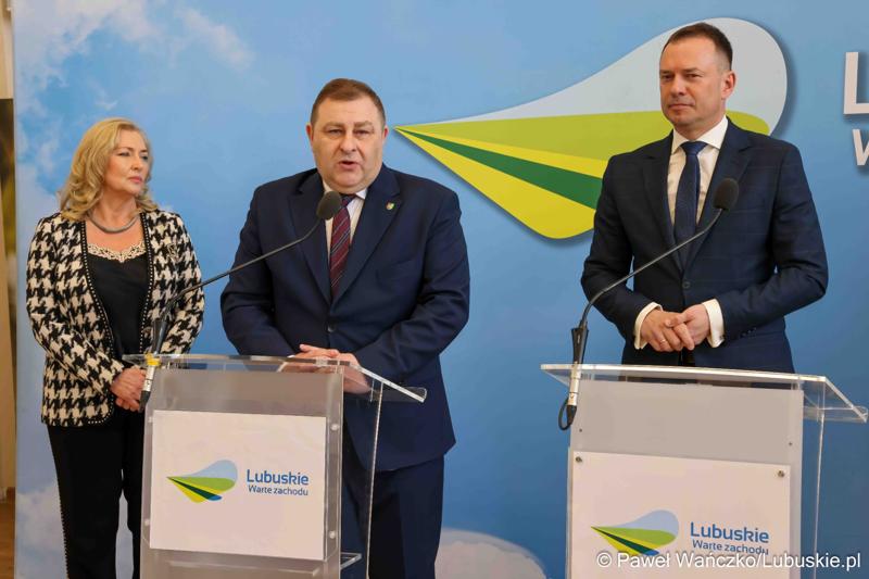 Uczestnicy konferencji prasowej przed debatą nt. strategii turystycznej dla województwa lubuskiego, w Urzędzie Marszałkowskim Województwa Lubuskiego w Zielonej Górze