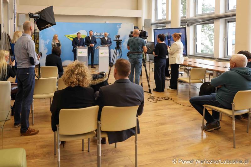 Uczestnicy konferencji prasowej przed debatą nt. strategii turystycznej dla województwa lubuskiego, w Urzędzie Marszałkowskim Województwa Lubuskiego w Zielonej Górze