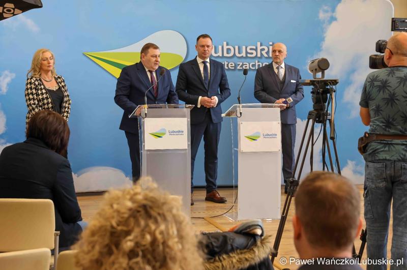 Uczestnicy konferencji prasowej przed debatą nt. strategii turystycznej dla województwa lubuskiego, w Urzędzie Marszałkowskim Województwa Lubuskiego w Zielonej Górze