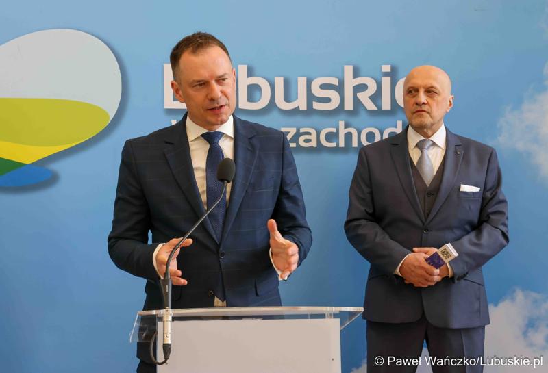 Uczestnicy konferencji prasowej przed debatą nt. strategii turystycznej dla województwa lubuskiego, w Urzędzie Marszałkowskim Województwa Lubuskiego w Zielonej Górze