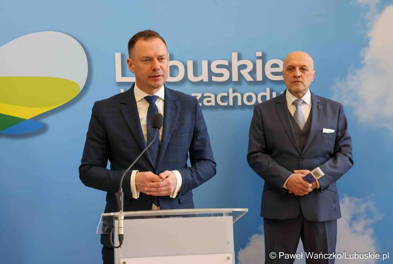 Uczestnicy konferencji prasowej przed debatą nt. strategii turystycznej dla województwa lubuskiego, w Urzędzie Marszałkowskim Województwa Lubuskiego w Zielonej Górze