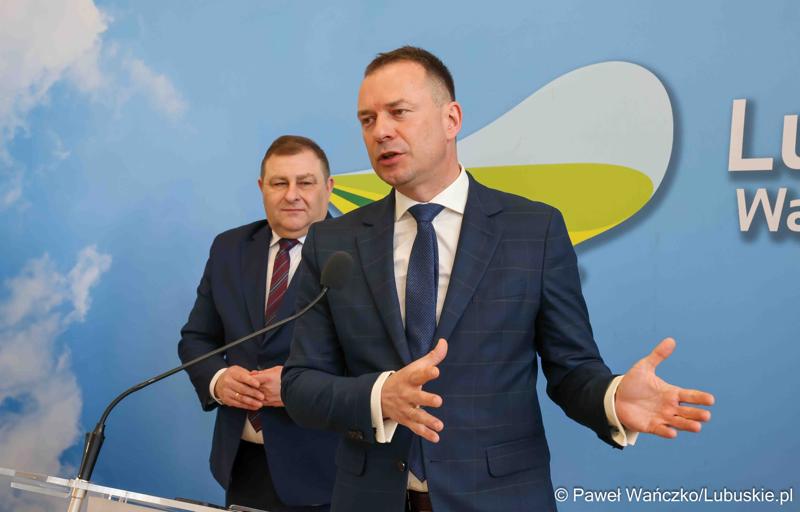 Uczestnicy konferencji prasowej przed debatą nt. strategii turystycznej dla województwa lubuskiego, w Urzędzie Marszałkowskim Województwa Lubuskiego w Zielonej Górze