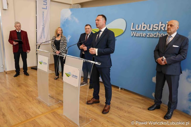 Uczestnicy konferencji prasowej przed debatą nt. strategii turystycznej dla województwa lubuskiego, w Urzędzie Marszałkowskim Województwa Lubuskiego w Zielonej Górze