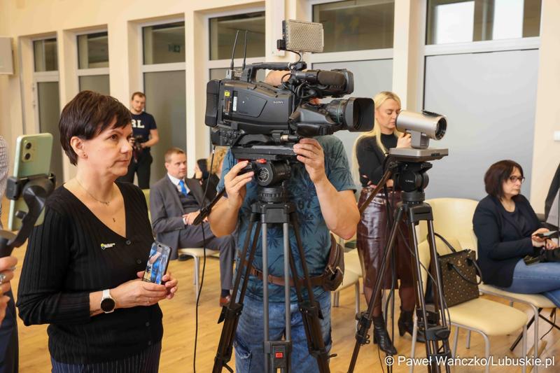 Uczestnicy konferencji prasowej przed debatą nt. strategii turystycznej dla województwa lubuskiego, w Urzędzie Marszałkowskim Województwa Lubuskiego w Zielonej Górze