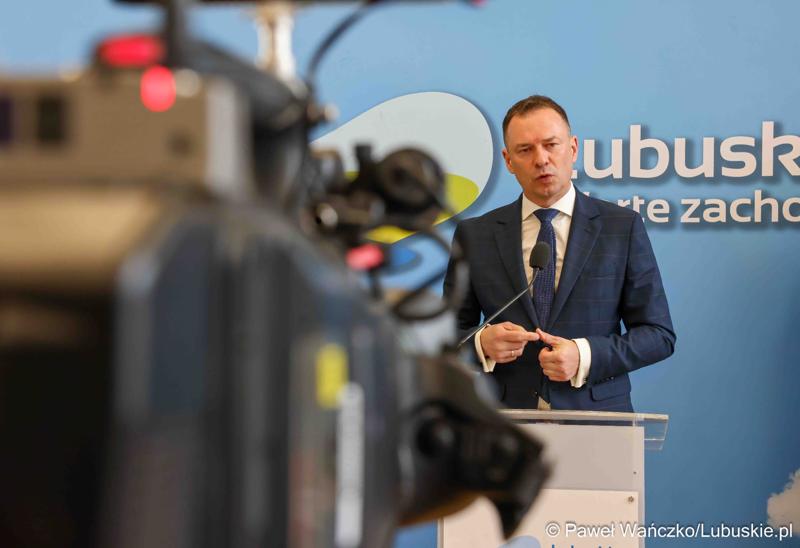 Sekretarz Stanu w Ministerstwie Sportu i Turystyki Piotr Borys podczas konferencji prasowej przed debatą nt. strategii turystycznej dla województwa lubuskiego, w Urzędzie Marszałkowskim Województwa Lubuskiego w Zielonej Górze
