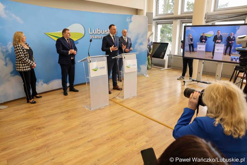 Uczestnicy konferencji prasowej przed debatą nt. strategii turystycznej dla województwa lubuskiego, w Urzędzie Marszałkowskim Województwa Lubuskiego w Zielonej Górze