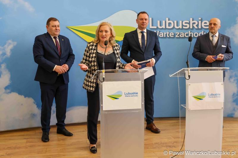 Uczestnicy debaty nt. strategii turystycznej dla województwa lubuskiego, w Urzędzie Marszałkowskim Województwa Lubuskiego w Zielonej Górze