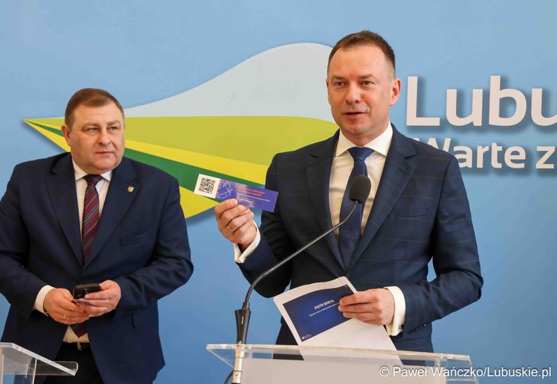 Uczestnicy konferencji prasowej przed debatą nt. strategii turystycznej dla województwa lubuskiego, w Urzędzie Marszałkowskim Województwa Lubuskiego w Zielonej Górze
