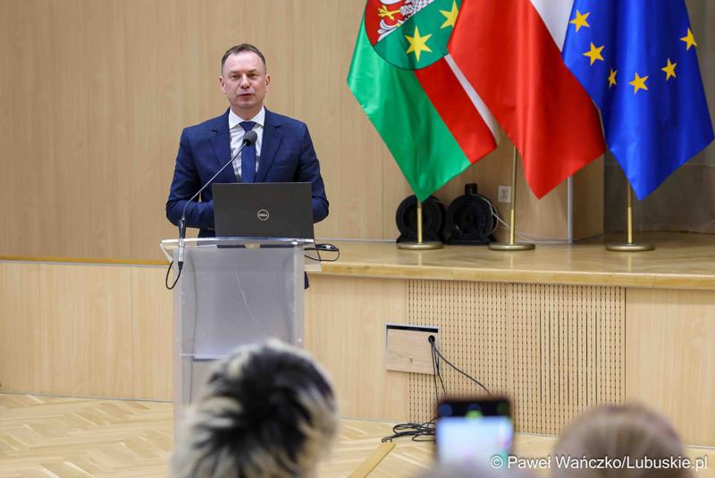 Sekretarz Stanu w Ministerstwie Sportu i Turystyki Piotr Borys przemawia podczas debaty nt. strategii turystycznej dla województwa lubuskiego, w Urzędzie Marszałkowskim Województwa Lubuskiego w Zielonej Górze