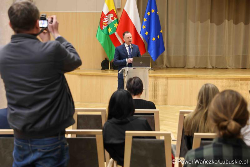 Sekretarz Stanu w Ministerstwie Sportu i Turystyki Piotr Borys przemawia podczas debaty nt. strategii turystycznej dla województwa lubuskiego, w Urzędzie Marszałkowskim Województwa Lubuskiego w Zielonej Górze