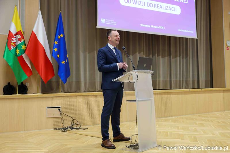 Sekretarz Stanu w Ministerstwie Sportu i Turystyki Piotr Borys przemawia podczas debaty nt. strategii turystycznej dla województwa lubuskiego, w Urzędzie Marszałkowskim Województwa Lubuskiego w Zielonej Górze