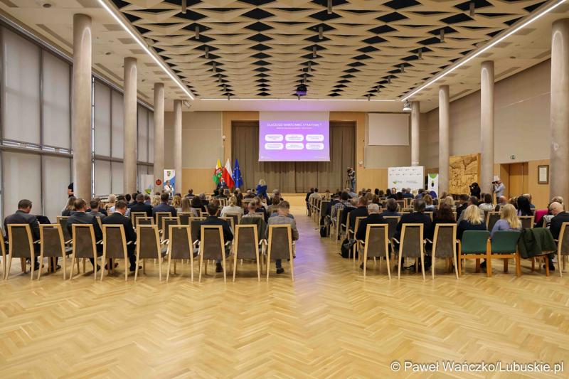 Uczestnicy debaty nt. strategii turystycznej dla województwa lubuskiego, w Urzędzie Marszałkowskim Województwa Lubuskiego w Zielonej Górze