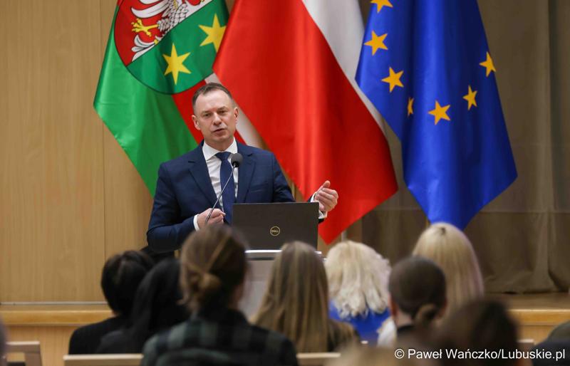 Sekretarz Stanu w Ministerstwie Sportu i Turystyki Piotr Borys przemawia podczas debaty nt. strategii turystycznej dla województwa lubuskiego, w Urzędzie Marszałkowskim Województwa Lubuskiego w Zielonej Górze