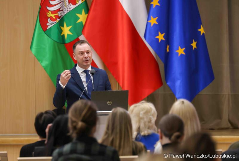 Sekretarz Stanu w Ministerstwie Sportu i Turystyki Piotr Borys przemawia podczas debaty nt. strategii turystycznej dla województwa lubuskiego, w Urzędzie Marszałkowskim Województwa Lubuskiego w Zielonej Górze