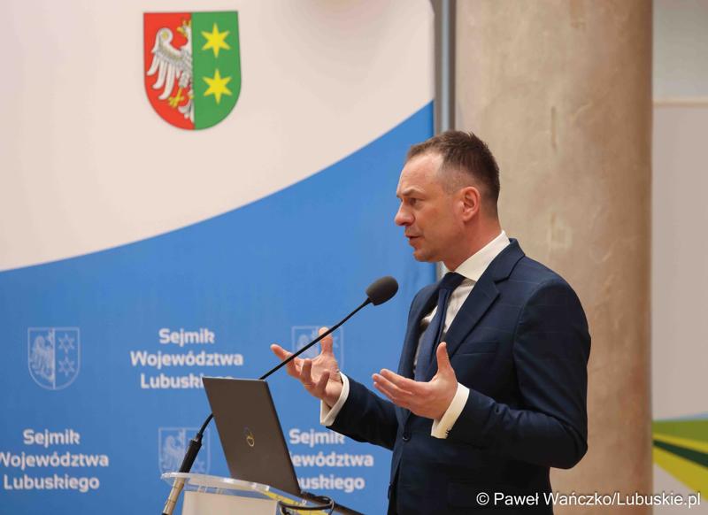 Sekretarz Stanu w Ministerstwie Sportu i Turystyki Piotr Borys przemawia podczas debaty nt. strategii turystycznej dla województwa lubuskiego, w Urzędzie Marszałkowskim Województwa Lubuskiego w Zielonej Górze