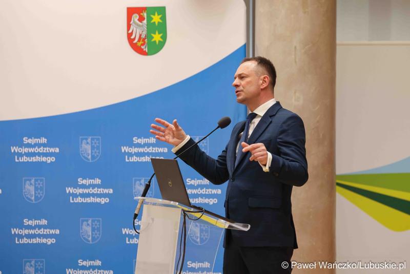 Sekretarz Stanu w Ministerstwie Sportu i Turystyki Piotr Borys przemawia podczas debaty nt. strategii turystycznej dla województwa lubuskiego, w Urzędzie Marszałkowskim Województwa Lubuskiego w Zielonej Górze