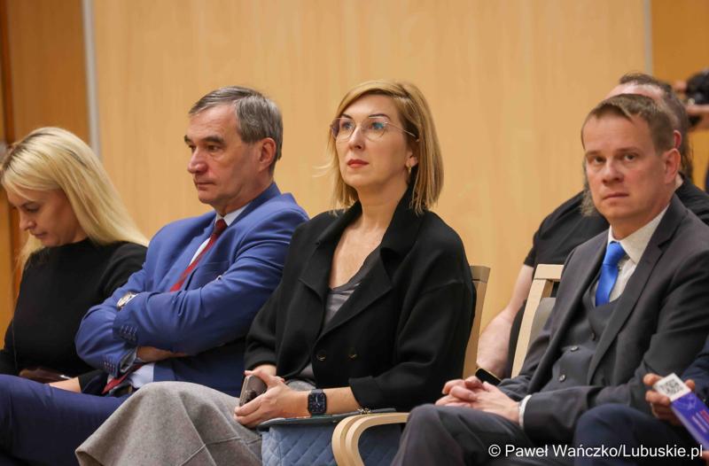 Uczestnicy debaty nt. strategii turystycznej dla województwa lubuskiego, w Urzędzie Marszałkowskim Województwa Lubuskiego w Zielonej Górze