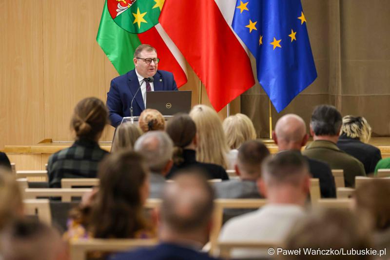Wicemarszałek Wojeództwa Lubuskiego Grzegorz Potęga przemawia podczas debaty nt. strategii turystycznej dla województwa lubuskiego, w Urzędzie Marszałkowskim Województwa Lubuskiego w Zielonej Górze