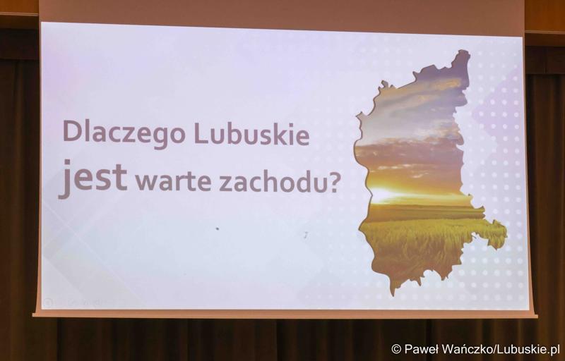 Uczestnicy debaty nt. strategii turystycznej dla województwa lubuskiego, w Urzędzie Marszałkowskim Województwa Lubuskiego w Zielonej Górze