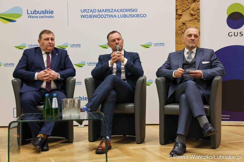 Uczestnicy debaty nt. strategii turystycznej dla województwa lubuskiego, w Urzędzie Marszałkowskim Województwa Lubuskiego w Zielonej Górze