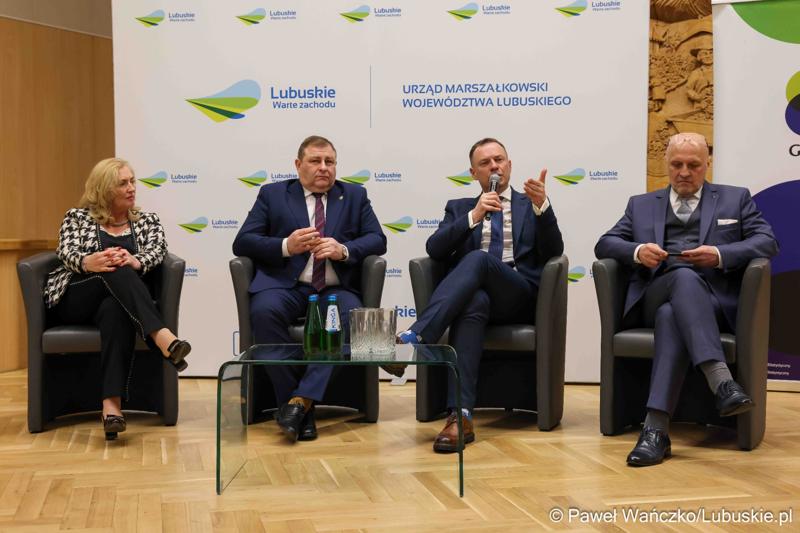 Uczestnicy debaty nt. strategii turystycznej dla województwa lubuskiego, w Urzędzie Marszałkowskim Województwa Lubuskiego w Zielonej Górze