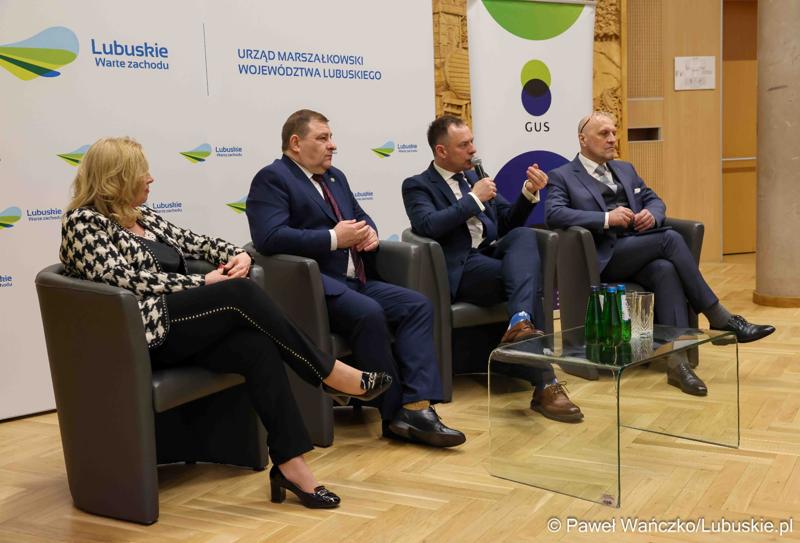 Uczestnicy debaty nt. strategii turystycznej dla województwa lubuskiego, w Urzędzie Marszałkowskim Województwa Lubuskiego w Zielonej Górze