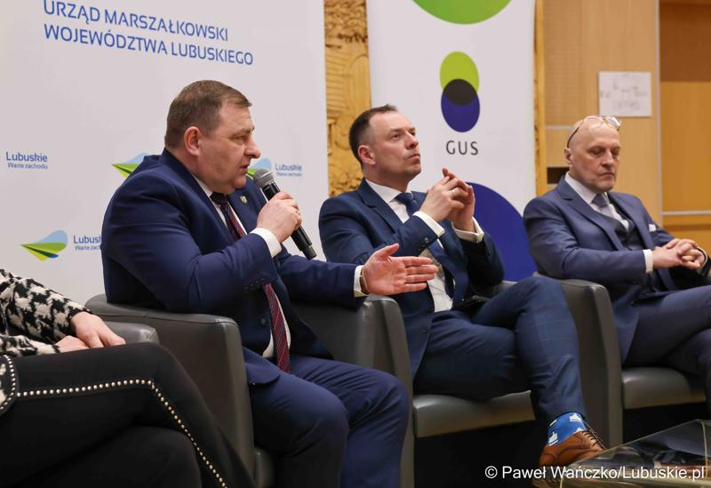 Uczestnicy debaty nt. strategii turystycznej dla województwa lubuskiego, w Urzędzie Marszałkowskim Województwa Lubuskiego w Zielonej Górze