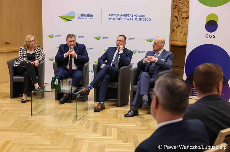 Uczestnicy debaty nt. strategii turystycznej dla województwa lubuskiego, w Urzędzie Marszałkowskim Województwa Lubuskiego w Zielonej Górze
