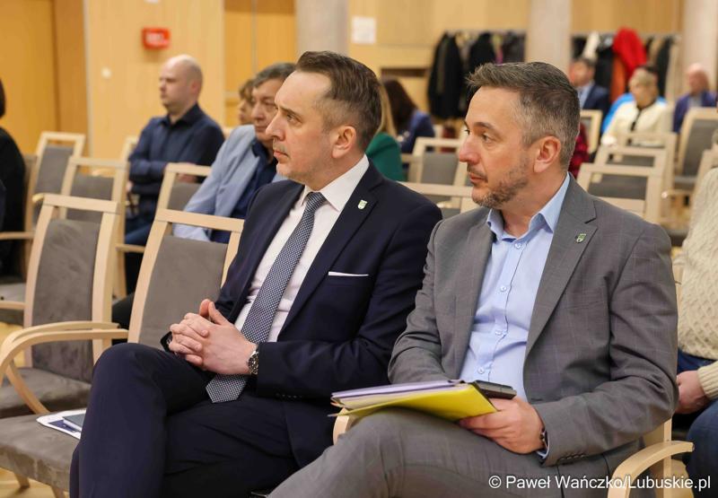 Uczestnicy debaty nt. strategii turystycznej dla województwa lubuskiego, w Urzędzie Marszałkowskim Województwa Lubuskiego w Zielonej Górze
