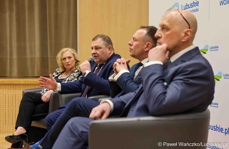 Uczestnicy debaty nt. strategii turystycznej dla województwa lubuskiego, w Urzędzie Marszałkowskim Województwa Lubuskiego w Zielonej Górze