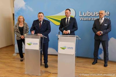 Uczestnicy konferencji prasowej przed debatą nt. strategii turystycznej dla województwa lubuskiego, w Urzędzie Marszałkowskim Województwa Lubuskiego w Zielonej Górze 