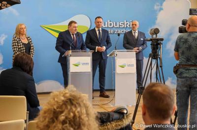 Uczestnicy konferencji prasowej przed debatą nt. strategii turystycznej dla województwa lubuskiego, w Urzędzie Marszałkowskim Województwa Lubuskiego w Zielonej Górze 
